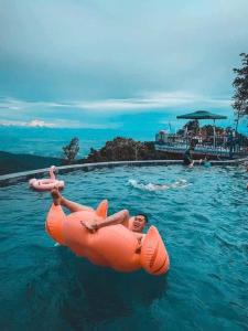 a person in an inflatable raft in the water at BUNGALOW 2 -phòng săn mây vạn người mê in Tam Ðảo