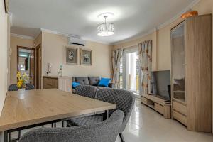 una sala de estar con una mesa y un sofá en La Perla Beach Vibes, en Puerto de Santiago