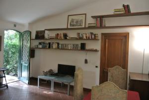 a living room with a table with a computer on it at Appartamento Garden Palatino in Rome
