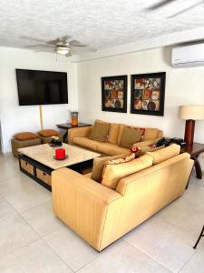 un salon avec un canapé et une table basse dans l'établissement Luxurios house, pool and beach YOUR OASIS, à Acapulco