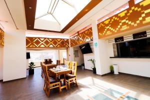 una sala da pranzo con tavolo e sedie di INKALAM cusco a Cuzco