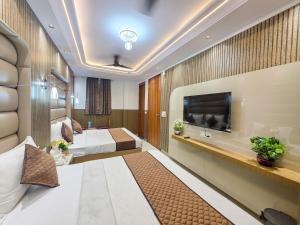 TV a/nebo společenská místnost v ubytování Delhi Delight Premium