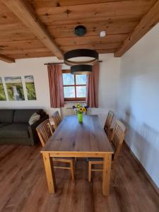 Posezení v ubytování Dreiländereck mit Sauna und Pool, Wohnung 403