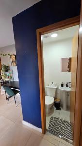 a bathroom with a white toilet and a sink at Apto Ipiranga 1 Quarto com vaga de garagem in Sao Paulo