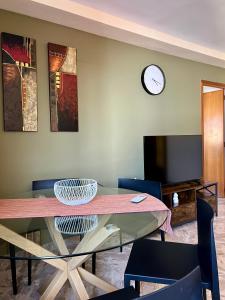 Μια τηλεόραση ή/και κέντρο ψυχαγωγίας στο Cozy Flat with City & Beach