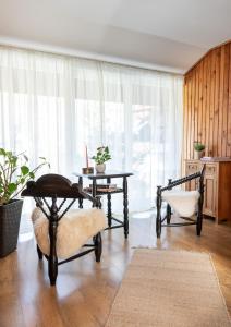 a living room with a table and two chairs at Casa Maria in Bran