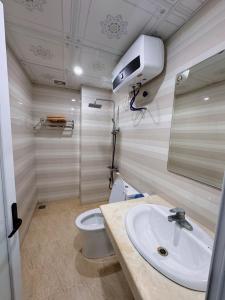 un baño con lavabo e inodoro en Minh Đức hotel, en Cat Ba 52 fotos más