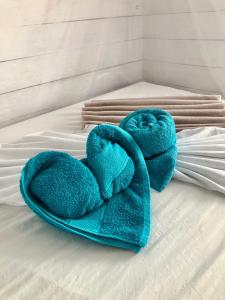 a pair of towels on top of a bed at Hostal Paraíso & Vibra Restobar in Guachaca +2 photos