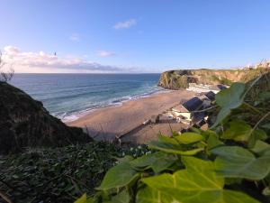 a beach with a view of the ocean at JL Cornwall Newquay Caravan in Newquay