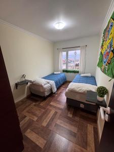 Giường trong phòng chung tại Hermoso departamento en zona aeropuerto