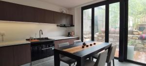 uma cozinha com uma mesa e algumas cadeiras e uma janela em Hidden Spring Villa Hua Shan Near Yuquan Temple em Huayin