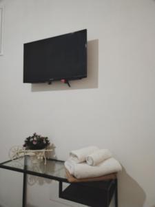 アヴォラにあるPersi nel sudの壁にテレビが付いたテーブルが備わる部屋