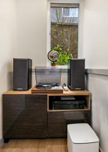 una scrivania con due altoparlanti, un computer portatile e una finestra di Lake & City View Modern Retreat w AC a Seattle