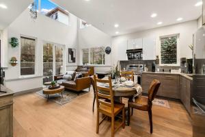 una cucina e un soggiorno con tavolo e sedie di Lake & City View Modern Retreat w AC a Seattle