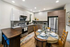 una cucina con tavolo e sedie e una cucina con piano cottura di Lake & City View Modern Retreat w AC a Seattle Altre 21 foto