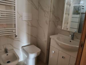 A bathroom at VILLA ANNAMARIA Még 22 kép