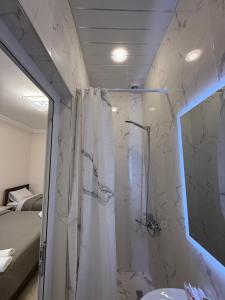 Ένα μπάνιο στο Guest House MD