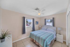 Ένα ή περισσότερα κρεβάτια σε δωμάτιο στο Lucky Vacation Homes - Fun Venice Beach Pool Villa with Bikes Kayaks & More +33 φωτογραφίες