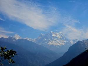una vista de una cadena montañosa con montañas cubiertas de nieve en Chaukhamba Cradle, en Ukhimath