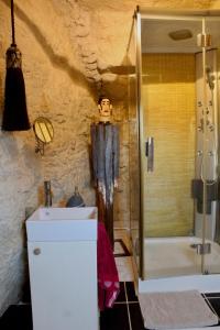Koupelna v ubytování Troglodyte loft