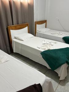 3 posti letto in una camera con di Oriente Hotel Outlet a Campo Novo do Parecis Altre 5 foto