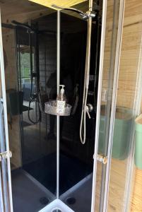 Fotografie z fotogalerie ubytování Cabane au bord d'un étang v destinaci Saint-Pierre-Eynac