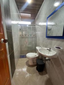 un bagno con wc, lavandino e doccia di Hermoso Apartamento, comodo y fresco ad Acacías