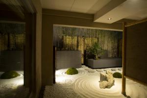 a room with some snow on the floor at Hotel Keihan Kyoto Grande in Kyoto