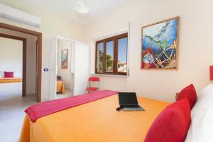 una camera da letto con un letto con un computer portatile sopra di DOUBLE HOUSE SORRENTO byBEACH a Sorrento