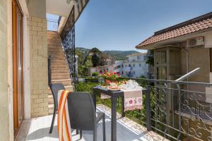 balcone con tavolo e sedie. di DOUBLE HOUSE SORRENTO byBEACH a Sorrento