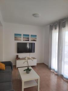 salon z kanapą i stołem w obiekcie Apartamento Bajamar w mieście El Puerto de Santa María