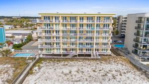 フォート・ウォルトン・ビーチにあるBeach Front White Sands Getaway 503, Free Activities Included!のビーチ沿いのホテルの航空写真