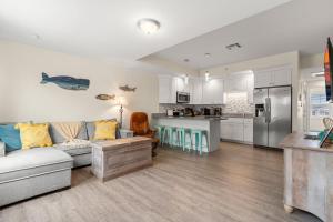 Kuchyň nebo kuchyňský kout v ubytování Fun Game Room Steps to Beach 2 Level Lux Condo + 82 fotografií