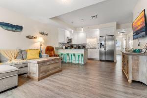 Kuchyň nebo kuchyňský kout v ubytování Fun Game Room Steps to Beach 2 Level Lux Condo