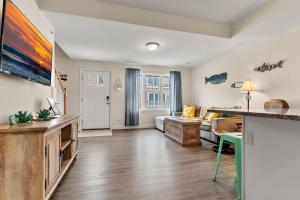 Kuchyň nebo kuchyňský kout v ubytování Fun Game Room Steps to Beach 2 Level Lux Condo