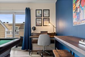 Biliár nebo kulečník v ubytování Fun Game Room Steps to Beach 2 Level Lux Condo