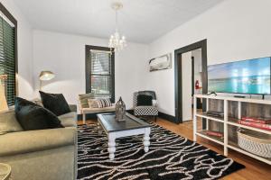 Et tv og/eller underholdning på Pacific Cove #8 - Pet-Friendly in Old Florida