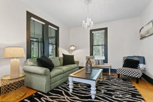 Et opholdsområde på Pacific Cove #8 - Pet-Friendly in Old Florida