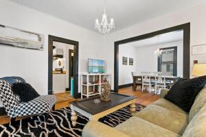 Et opholdsområde på Pacific Cove #8 - Pet-Friendly in Old Florida