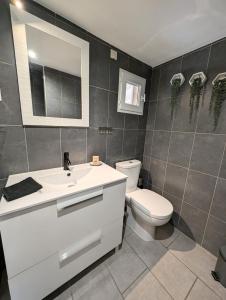 łazienka z białą umywalką i toaletą w obiekcie Impression du Sud Gîte 2 w mieście Saint-Rémy-de-Provence +12 zdjęć