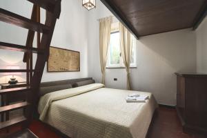 Un dormitorio pequeño con una cama y una ventana. en Villa Pedra, en Levanto 32 fotos más