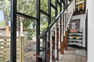 セント・オーガスティンにあるPacific Cove 9 - Unique Pet-Friendly Bungalowの白黒の家の階段 +32枚の写真