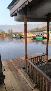 Una vista de un cuerpo de agua con barcos en él. en K2 Houseboat, en Srinagar