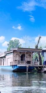 una casa en un barco en el agua en K2 Houseboat, en Srinagar