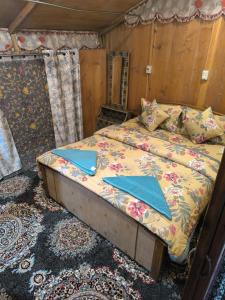 Un dormitorio con una cama con servilletas azules. en K2 Houseboat, en Srinagar 3 fotos más