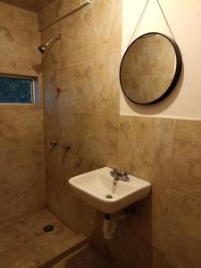 a bathroom with a sink and a mirror on the wall at Alojamiento Querétaro in Salitre