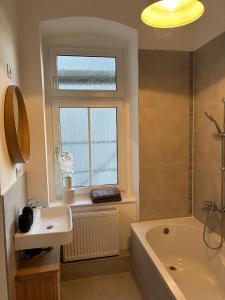 Ένα μπάνιο στο Elster 2, 1 OG, Neues Apartment mit 4 Schlafzimmern und Balkon, separates WC, im Zentrum von Gera