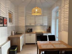 Η κουζίνα ή μικρή κουζίνα στο Elster 2, 1 OG, Neues Apartment mit 4 Schlafzimmern und Balkon, separates WC, im Zentrum von Gera