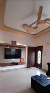 TV a/nebo společenská místnost v ubytování PremanLok 3 Bhk Spacious Bungalow