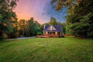 a small house on a grassy field in a yard at Trailside Country Haven in Bagdad